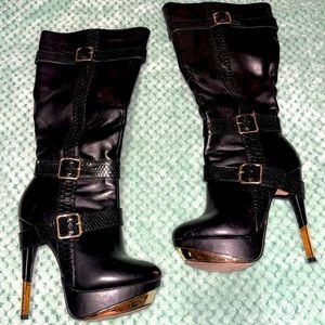 Heeled black boots!!